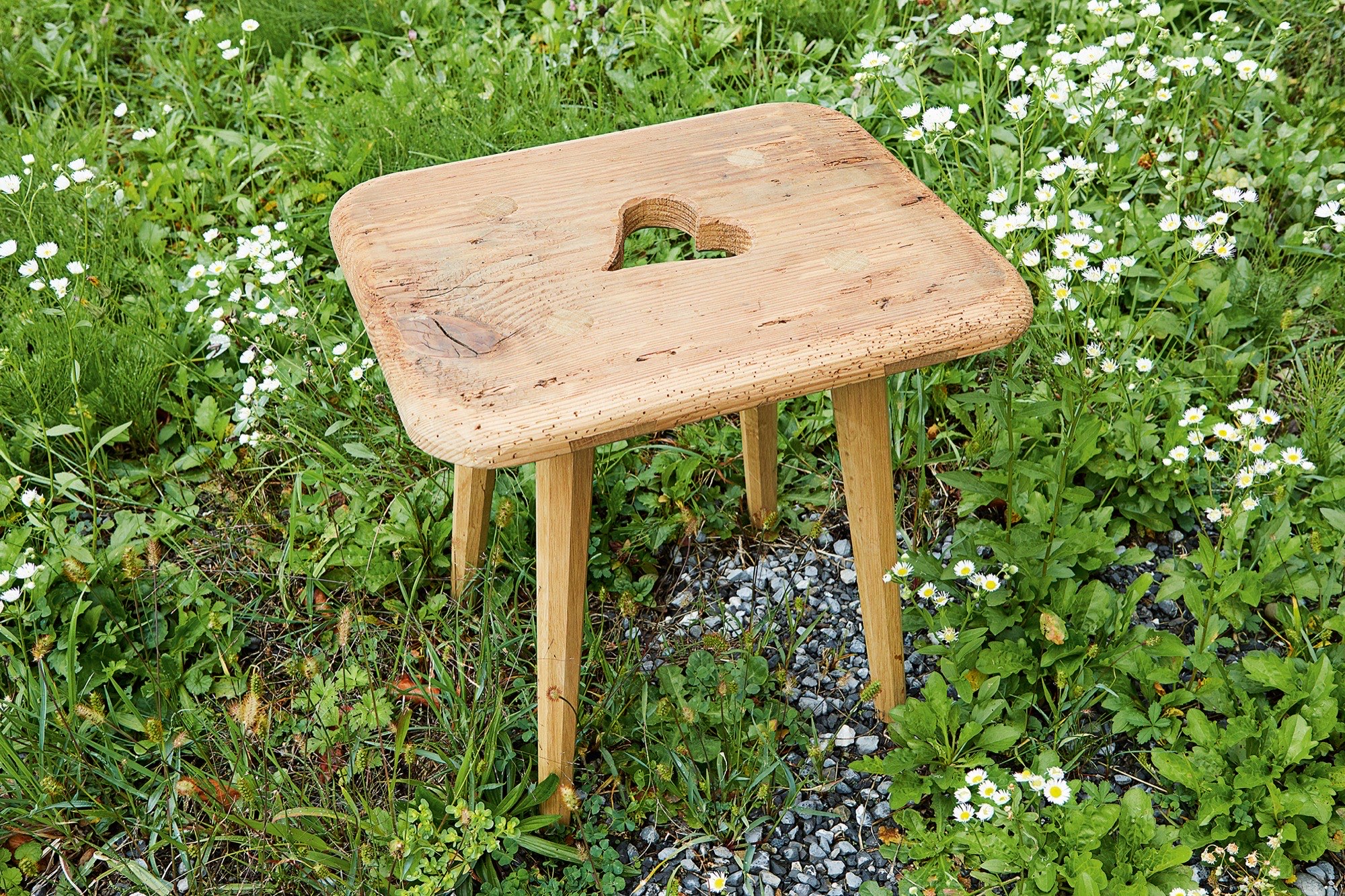 Holzschemel als Atelierstück aus Esche massiv, in der Werkstatt