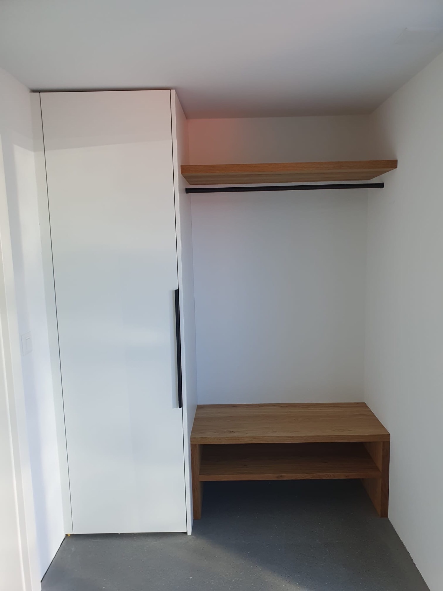 Raumhoher Einbauschrank in Holz, massgefertigt